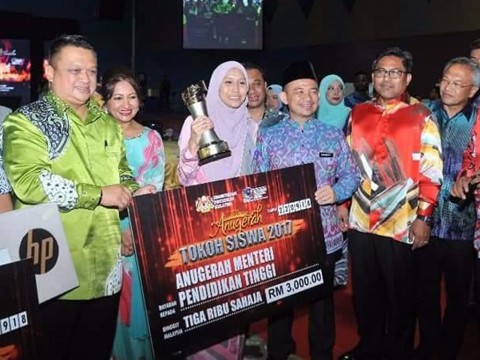 Fatin Azzahra Lokman of IIUM received "Anugerah Tokoh Siswa Kebangsaan 2017" 