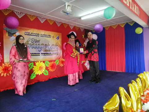 IIUM Pagoh menerima Anugrah Khas dan Anugrah Jasa dan Bakti dari Sekolah Kebangsaan Parit Bakar Tengah, Muar, Johor