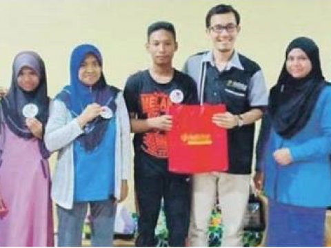 IIUM offers engineering study to SPM best student of SMK Pengkalan Chepa 2
