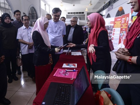 DPM expresses concern over gadget addiction among people