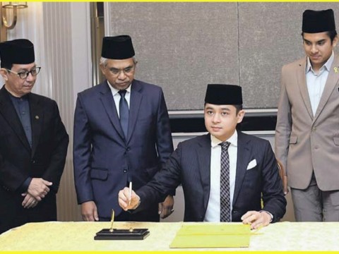 Pemangku Raja Pahang, Tengku Mahkota Tengku Hassanal Ibrahim Alam Shah Al-Sultan Abdullah berkenan menandatangani buku ketika berangkat pada Pertandingan Akhir Kejohanan Debat Bahasa Arab Asia 2020 