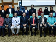Twenty IIUM Students receive Azman Hashim – IIUM Ummatic Scholarship 