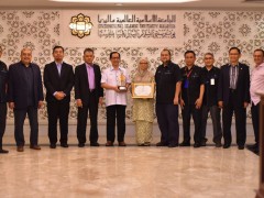 UIAM terima Anugerah Cemerlang Industri Pendidikan Al-Khwarizmi